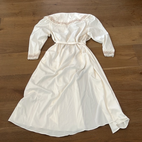 Vintage 80s Jonquil Cream with lace/embroidered collar and sleeves Robe Sz MED - Picture 5 of 5